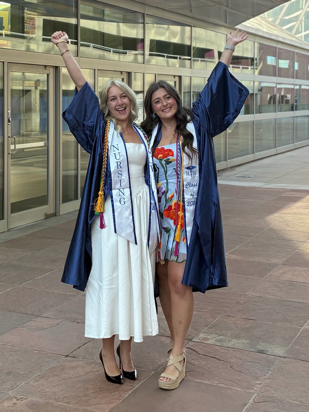 Oak Hill Horizon 5’3” to 5’5” navy graduation cap & gown